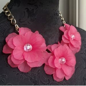 2/$30 Red flower necklace 🌹🌹💐💐💐💐🌺🌺🌺